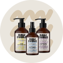 Drei Bali Curls Stylingprodukte mit Pumpspender – Gel, Spray und Creme für definierte, gepflegte Locken. - Link zur Markenseite/Styling